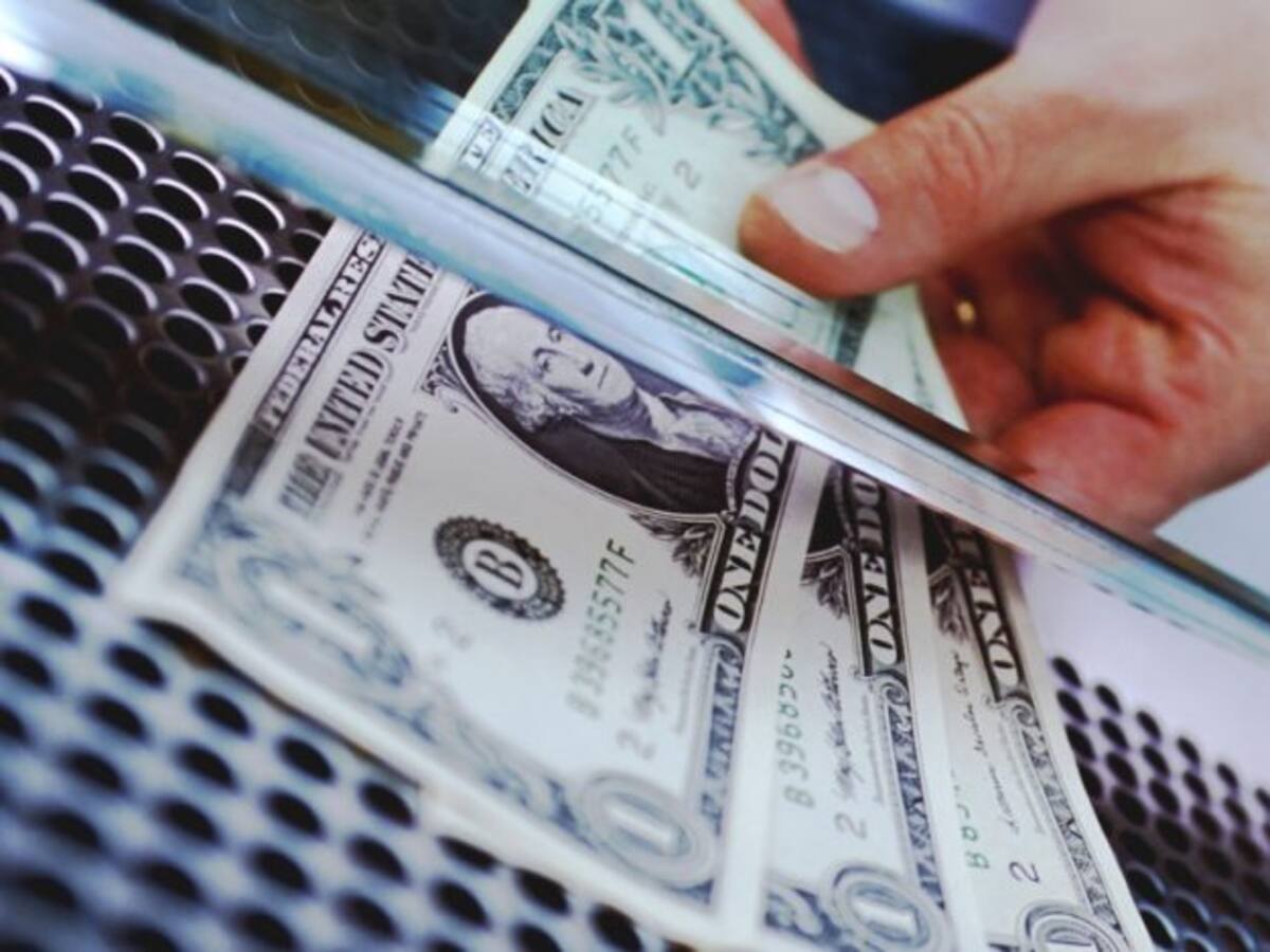 Dólar abre al alza y continúa sobre los 900 pesos