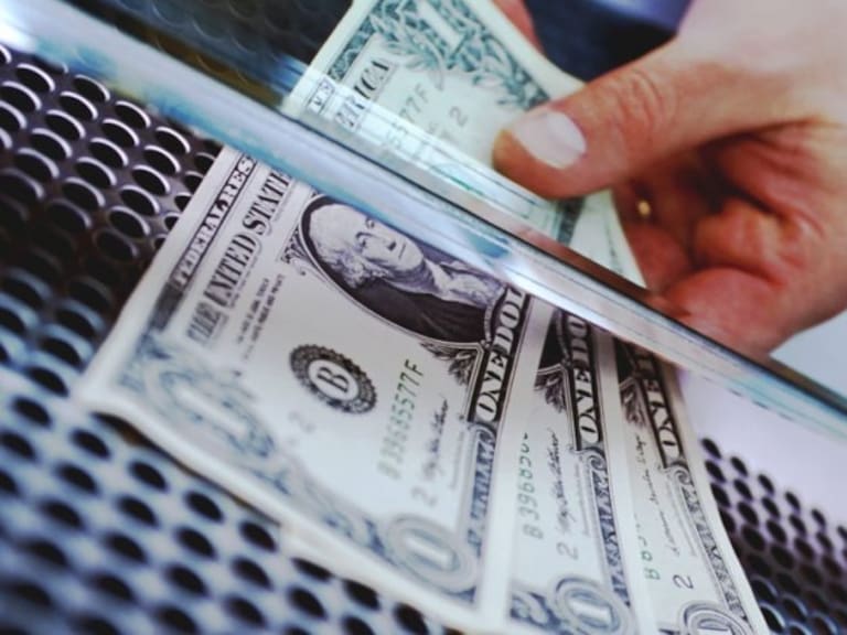 Dólar abre al alza y continúa sobre los 900 pesos