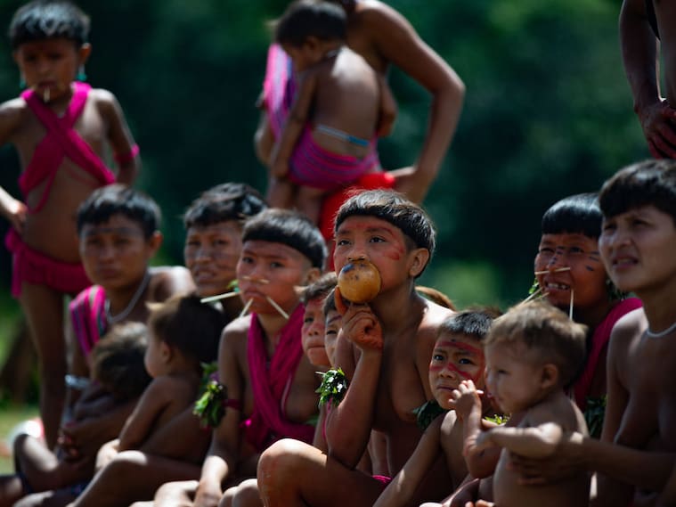 Niños del pueblo originario Yanomami en el estado de Roraima en Brasil