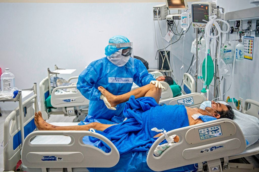 Trabajadores de la salud realizan terapia física a pacientes Covid-19 en Perú