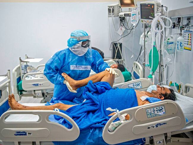 Trabajadores de la salud realizan terapia física a pacientes Covid-19 en Perú