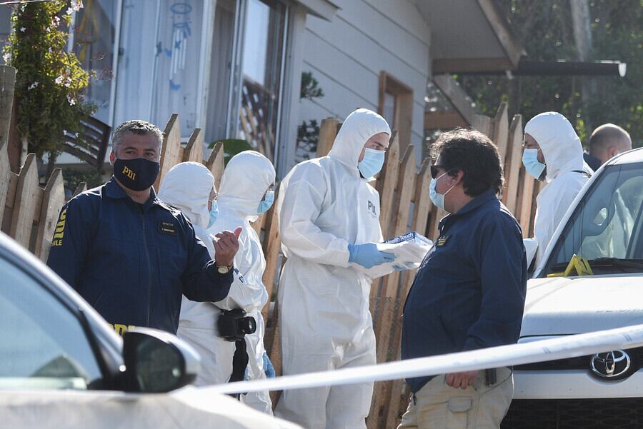 Funcionarios policiales se preparan, luego de cerrar el perímetro al rededor de la casa de la Madre de Ambar Cornejo en calle covadonga e ingresa para realizar procedimientos en el interior