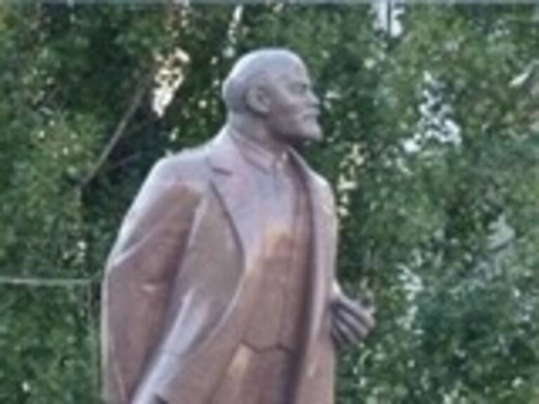 Manifestantes derribaron estatua de Lenin en Ucrania