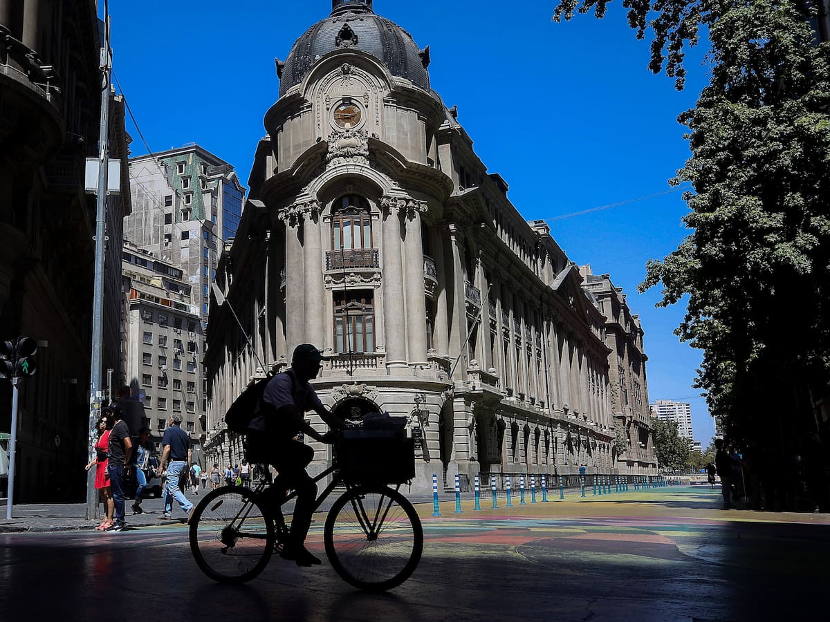 Conflicto en Medio Oriente golpea a la Bolsa de Santiago: IPSA anota su peor primer semestre desde 2020