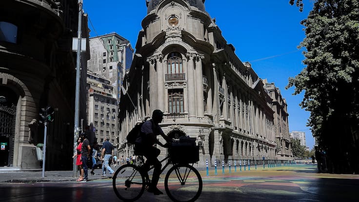 Conflicto en Medio Oriente golpea a la Bolsa de Santiago: IPSA anota su peor primer semestre desde 2020