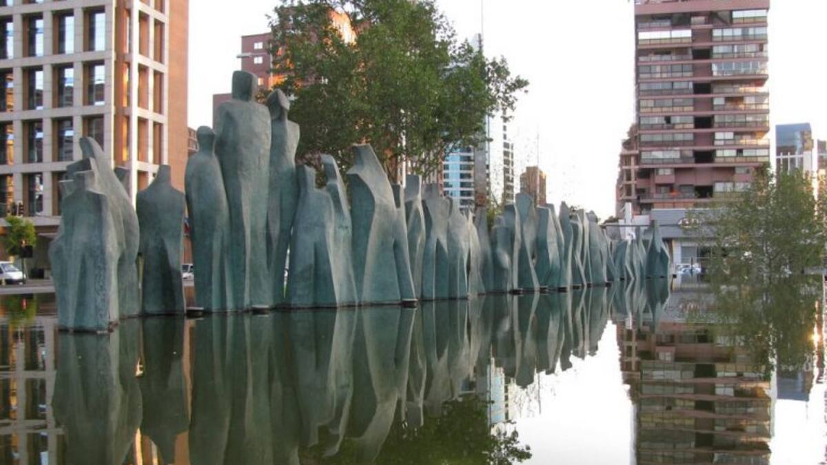 Artista tras memorial de Jaime Guzmán demanda a la UDI por violación de propiedad intelectual: partido habría replicado su obra sin autorización