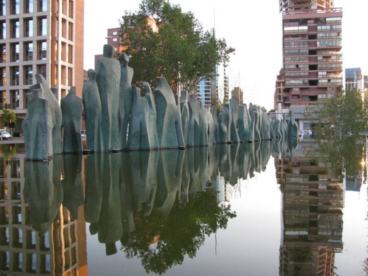 Artista tras memorial de Jaime Guzmán demanda a la UDI por violación de propiedad intelectual: partido habría replicado su obra sin autorización