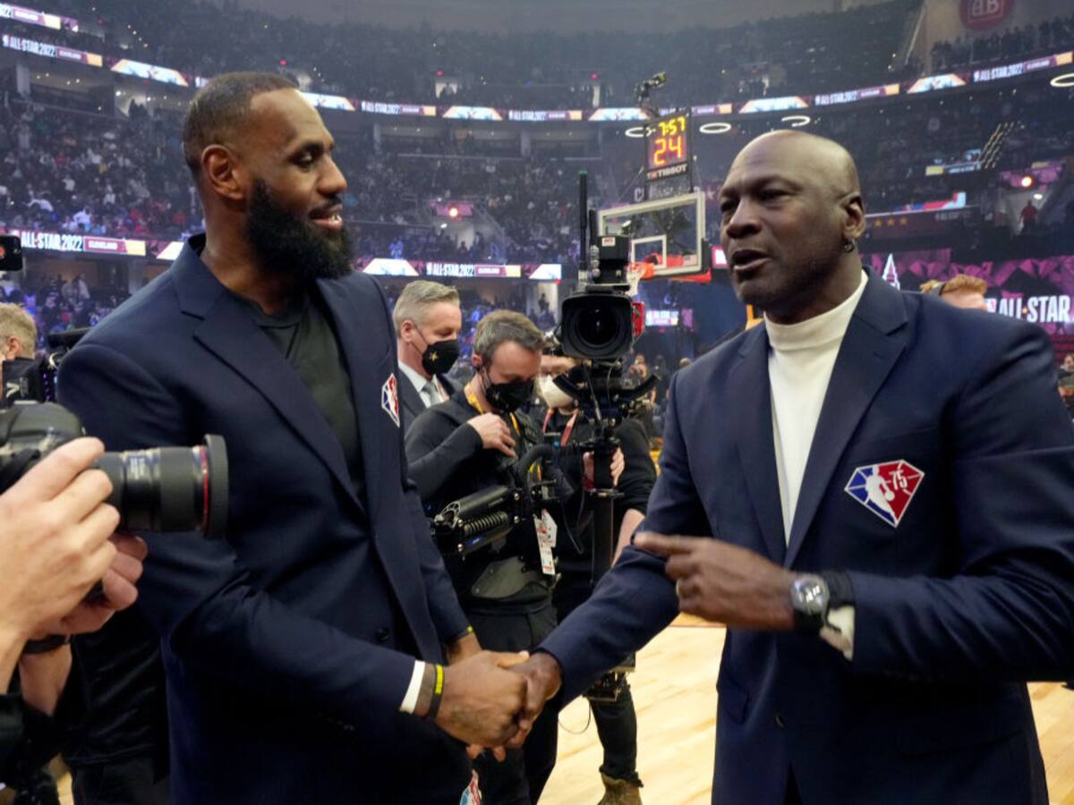 El saludo de las leyendas: El abrazo entre LeBron James y Michael Jordan que dio la vuelta al mundo