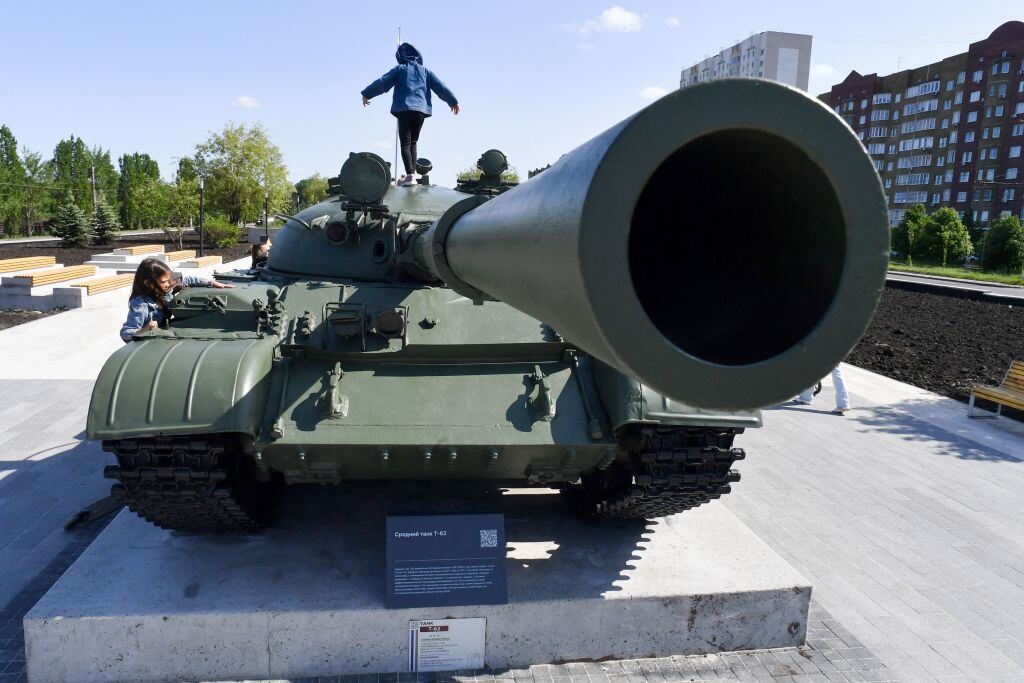 Niños juegan sobre un tanque ruso T-62 en una ciudad fronteriza de la región de Kursk.
