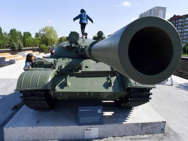 Niños juegan sobre un tanque ruso T-62 en una ciudad fronteriza de la región de Kursk.