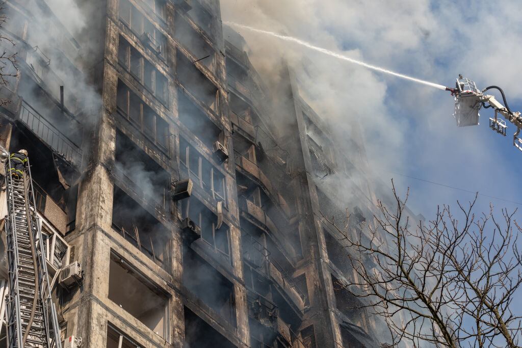 Bomberos ucranianos combaten el incendio de un edificio en Kiev