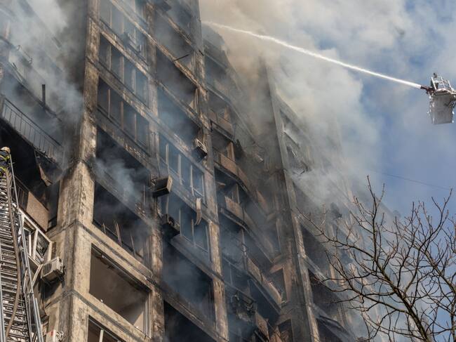 Bomberos ucranianos combaten el incendio de un edificio en Kiev
