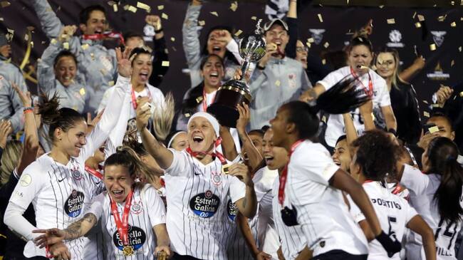 Footballers of Brazil's Corinthians celebrate after winning the women's Copa Libertadores football final match against Brazil's Ferroviaria and obtaining the title, at the Olimpico Atahualpa stadium in Quito on October 28, 2019. (Photo by Cristina Vega Rhor / AFP) (Photo by CRISTINA VEGA RHOR/AFP via Getty Images)