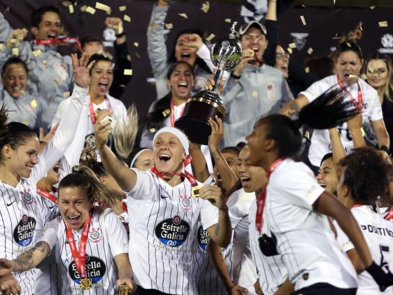 Footballers of Brazil's Corinthians celebrate after winning the women's Copa Libertadores football final match against Brazil's Ferroviaria and obtaining the title, at the Olimpico Atahualpa stadium in Quito on October 28, 2019. (Photo by Cristina Vega Rhor / AFP) (Photo by CRISTINA VEGA RHOR/AFP via Getty Images)