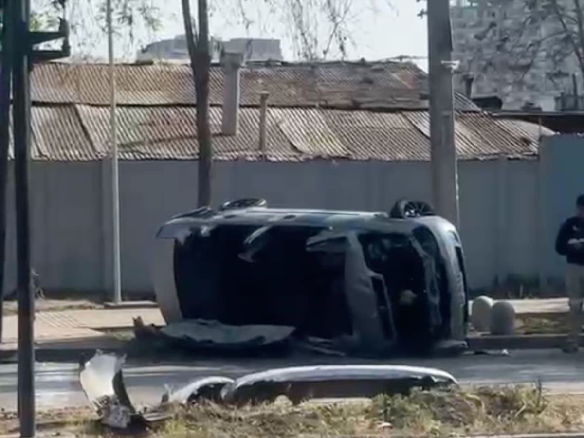 Vehículo queda volcado en plena calle tras accidente en Estación Central