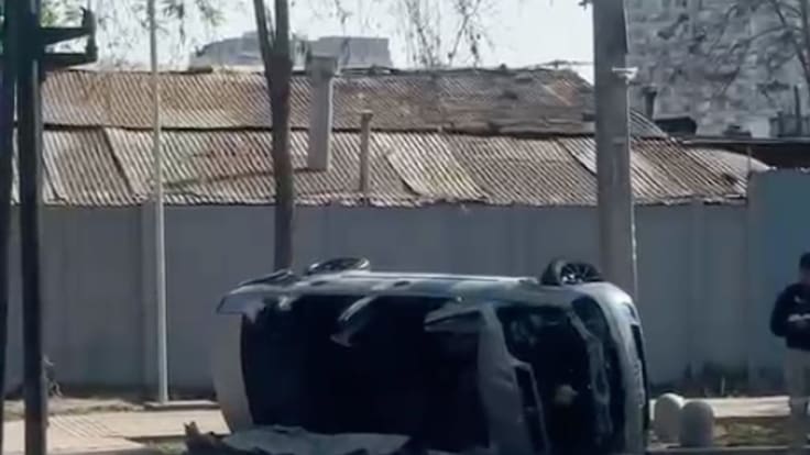Vehículo queda volcado en plena calle tras accidente en Estación Central