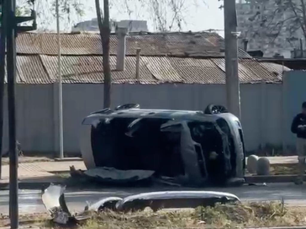 Vehículo queda volcado en plena calle tras accidente en Estación Central