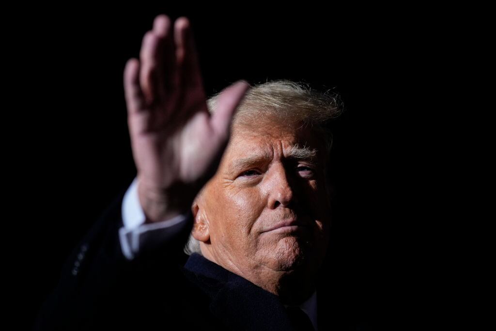 Donald Trump saluda a sus fanáticos en un acto de campaña en Ohio