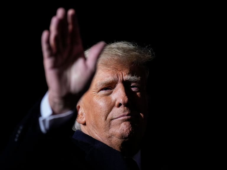 Donald Trump saluda a sus fanáticos en un acto de campaña en Ohio