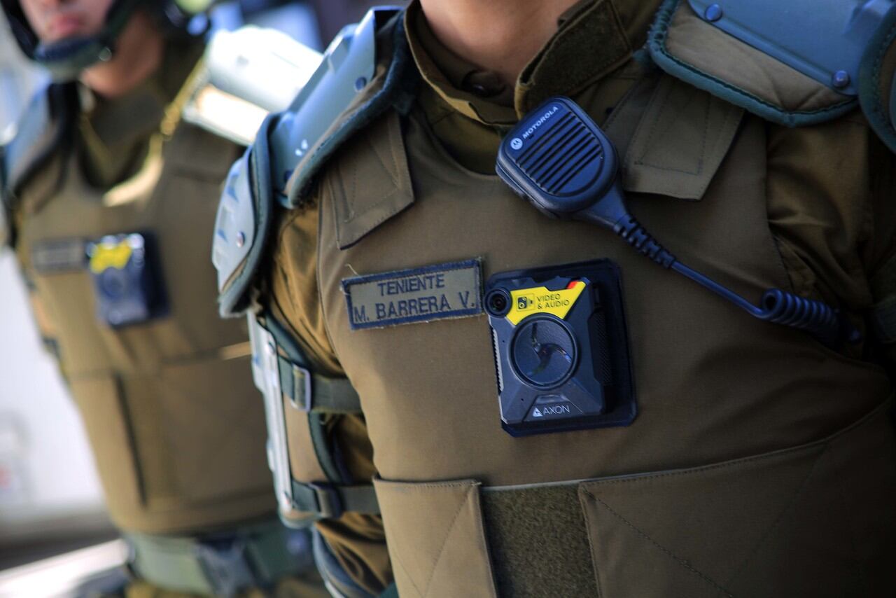 Efectivos de Carabineros con "body cams"