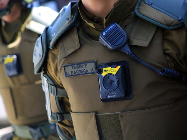 Efectivos de Carabineros con "body cams"