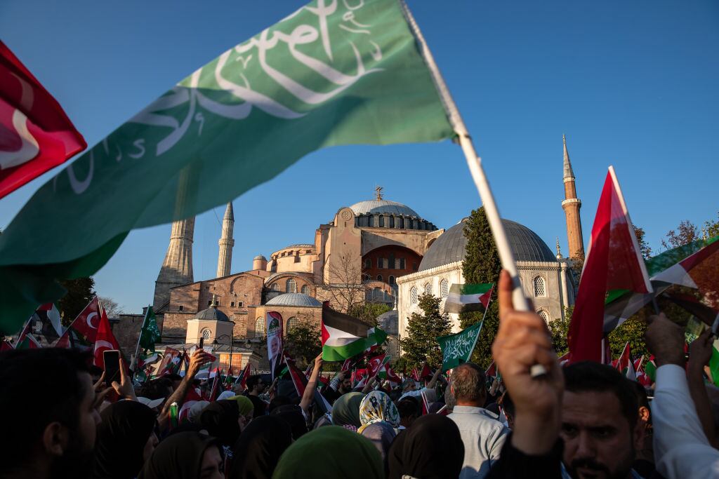 Manifestantes con banderas palestinas durante una reunión a favor de la Franja de Gaza en Estambul de Turquía.