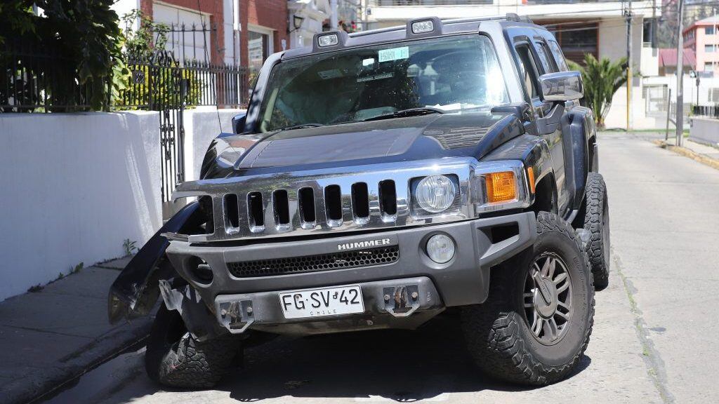 02 DE OCTUBRE DE 2021/VIÑA DEL MARAsí quedo la camioneta Hummer que conducía Alejandro Alarcón Landerretchel, Director Subrogante del Hospital Gustavo Frickede Viña del Mar, quien anoche manejando en estado de ebriedad, colisionó a una pareja de  motociclistas, causando la muerte de uno de  ellos.
FOTO: MANUEL LEMA OLGUIN/AGENCIAUNO