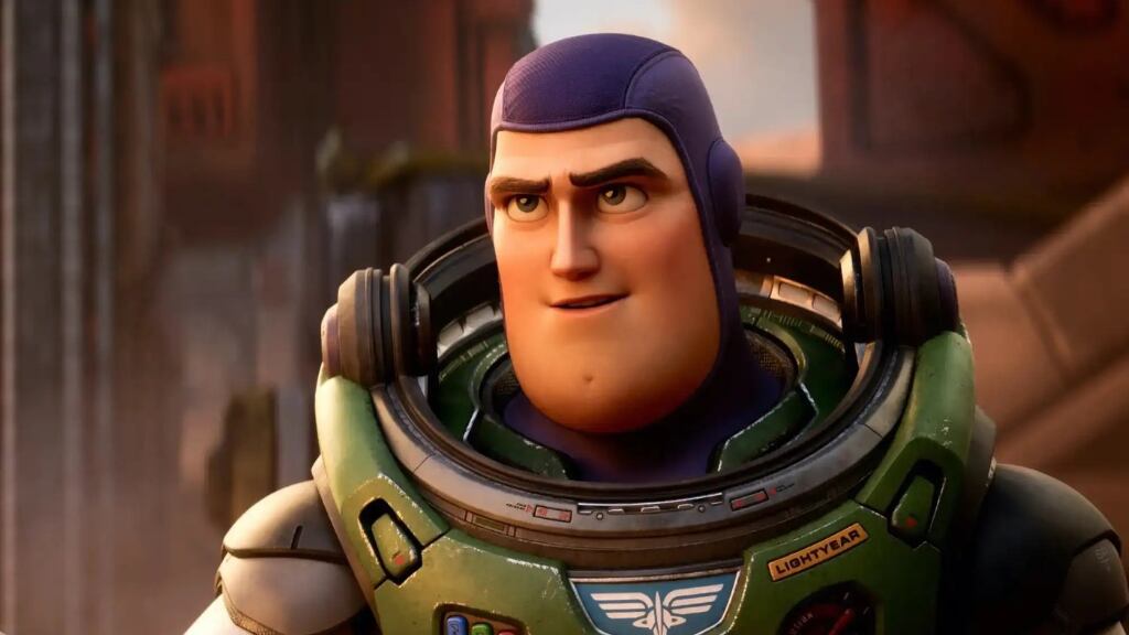 Lightyear prohibida en algunos países por homofobia - censura beso entre mujeres