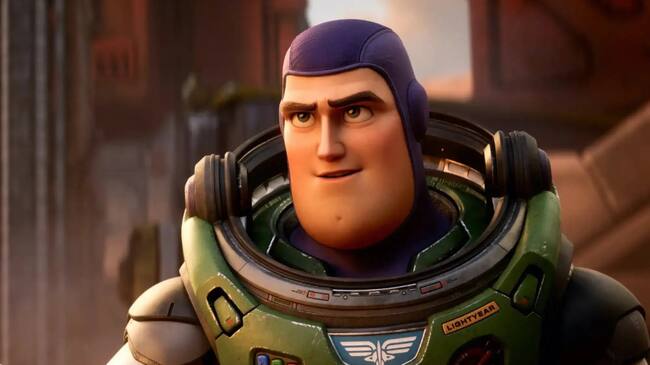Lightyear prohibida en algunos países por homofobia - censura beso entre mujeres