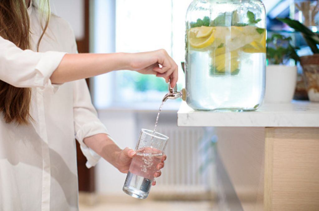 ¿Qué tan cierto es que tenemos que beber 2 litros de agua diarios? Doctor Chef nos explica