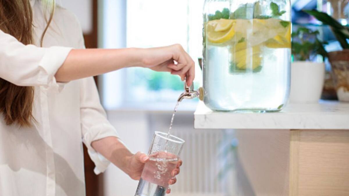 ¿Qué tan cierto es que tenemos que beber 2 litros de agua diarios? Doctor Chef nos explica