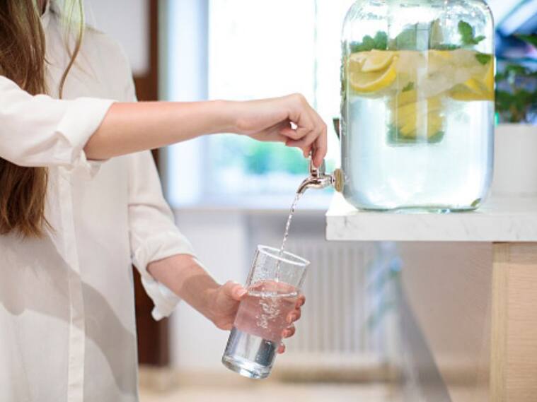 ¿Qué tan cierto es que tenemos que beber 2 litros de agua diarios? Doctor Chef nos explica