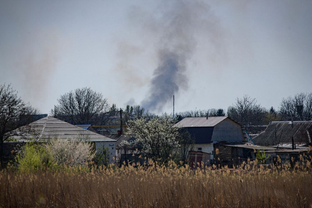 El humo se eleva a la distancia en las cercanías de Zaporizhzhia