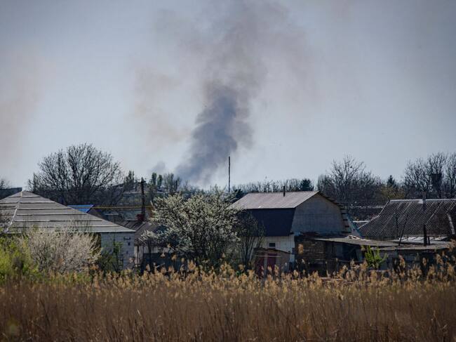 El humo se eleva a la distancia en las cercanías de Zaporizhzhia