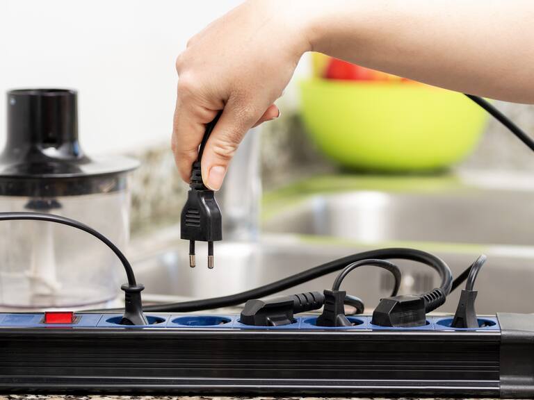 Estos son los electrodomésticos que debes desconectar todas las noches para ahorrar en la cuenta de la luz