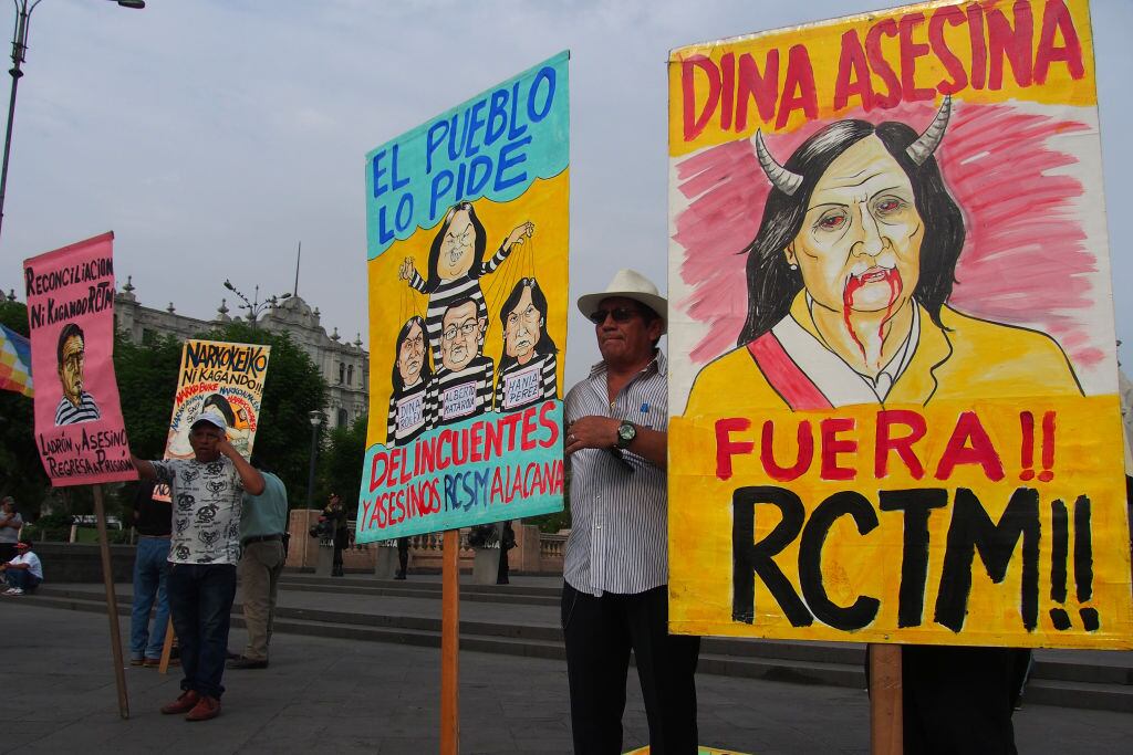 En el Perú unas personas portan carteles en la ciudad de Lima en contra de la presidenta interina Dina Boluarte y la acusan de violaciones a los DDHH.