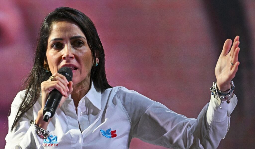 Luisa González acepta usar chaleco antibalas en Ecuador