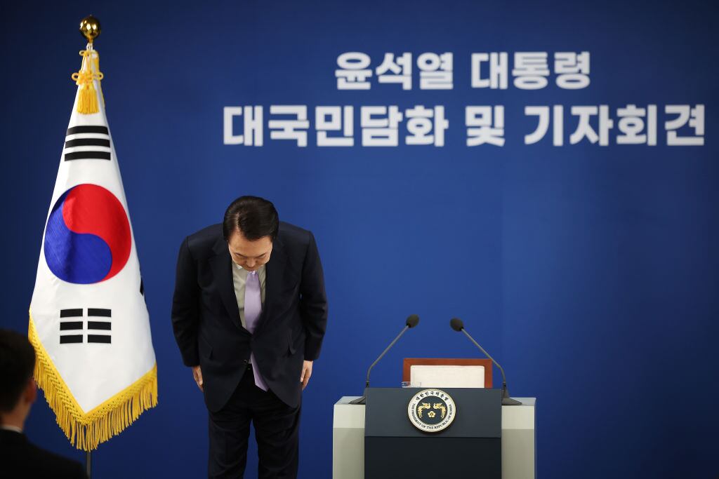 El presidente de Corea del Sur, Yoon Suk Yeol, se inclina durante la conferencia de prensa en la que pidió perdón por aplicar de forma fallida la ley marcial