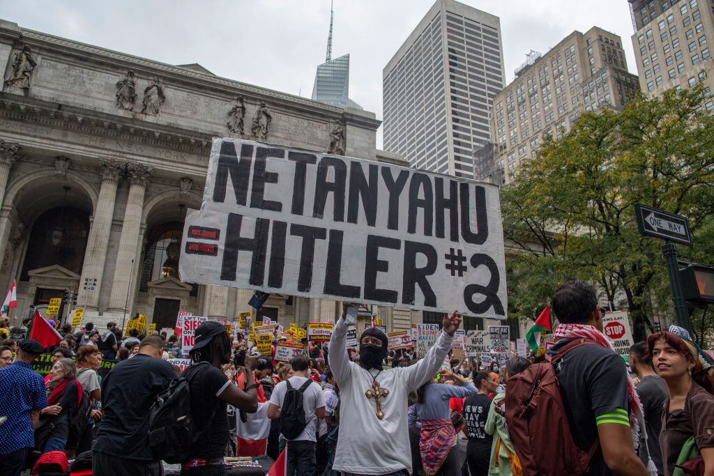 Manifestantes protestan en contra de Benjamin Netanyahu y de Israel en la ciudad de Nueva York en Estados Unidos