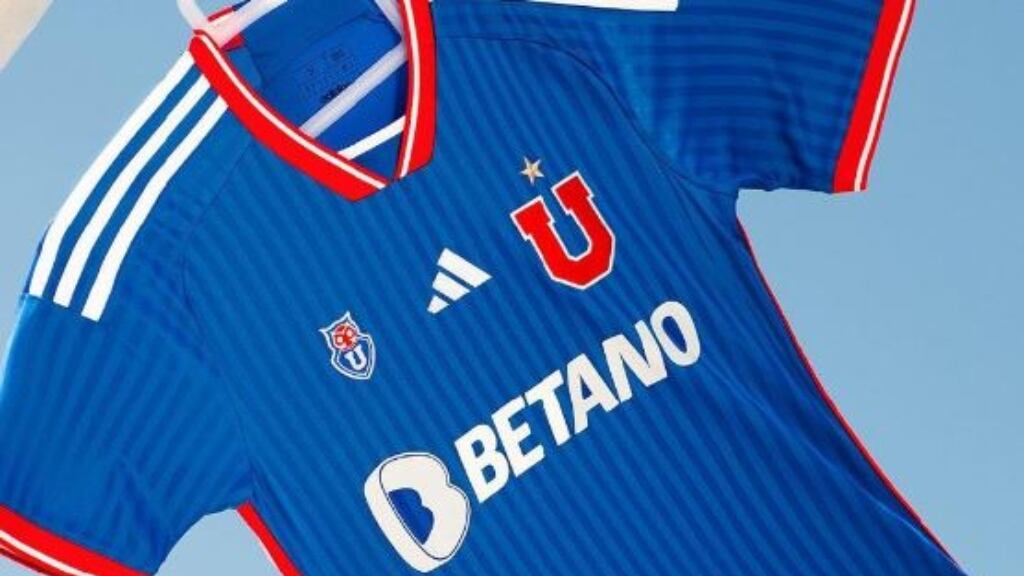 Vuelve el rojo: filtran la que sería la nueva camiseta de la U para el 2023