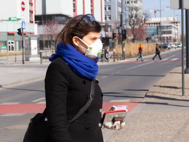 Una mujer utiliza una mascarilla en la ciudad polaca de Lodz