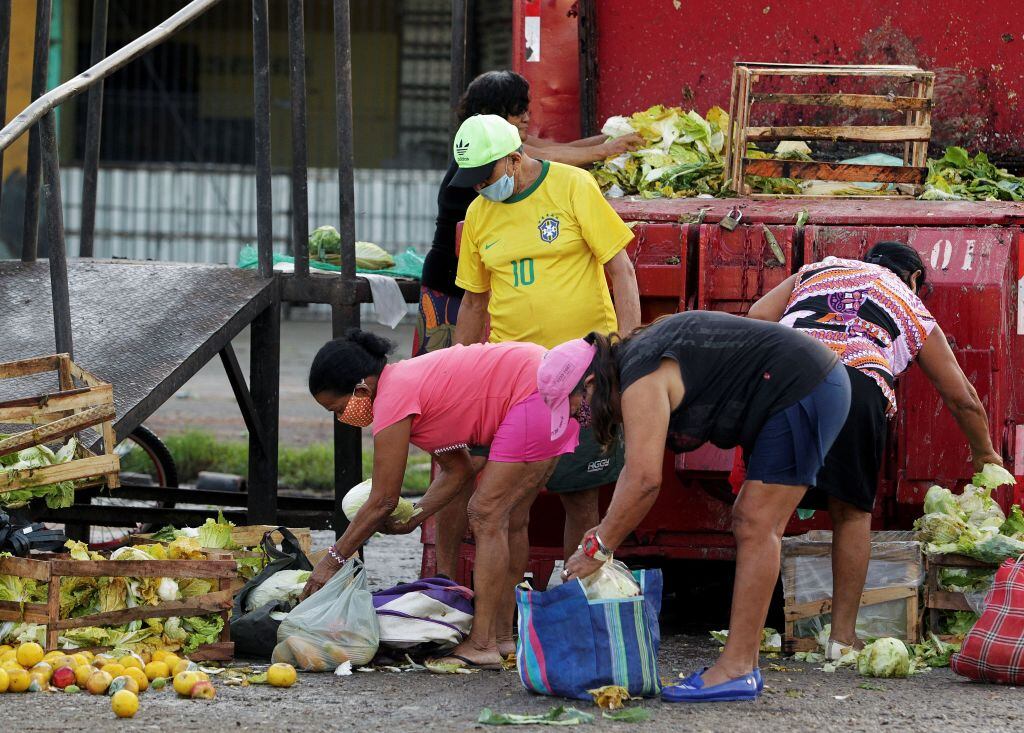 Personas con hambre buscan alimentos en un basurero en Belem