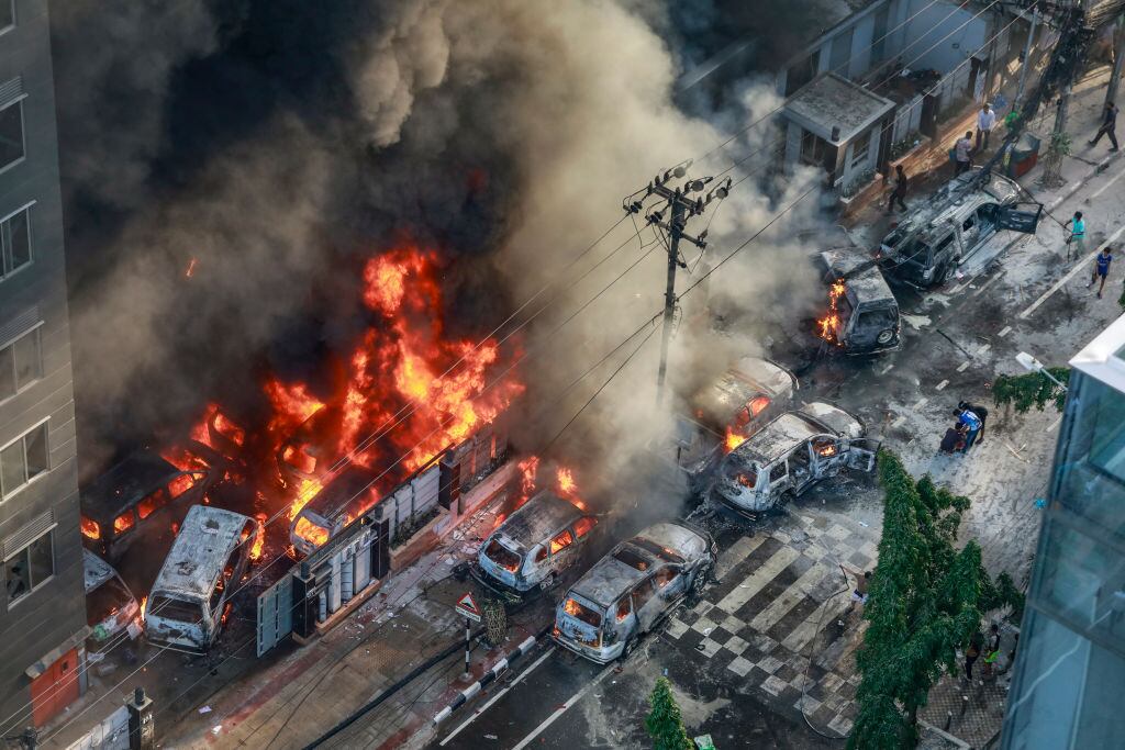 El humo se levanta tras incendiarse la sede de un canal de televisión en medio de las protestas estudiantiles contra el gobierno en Bangladesh.