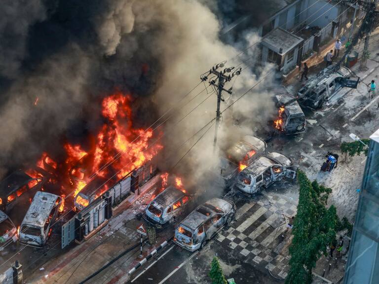 El humo se levanta tras incendiarse la sede de un canal de televisión en medio de las protestas estudiantiles contra el gobierno en Bangladesh.