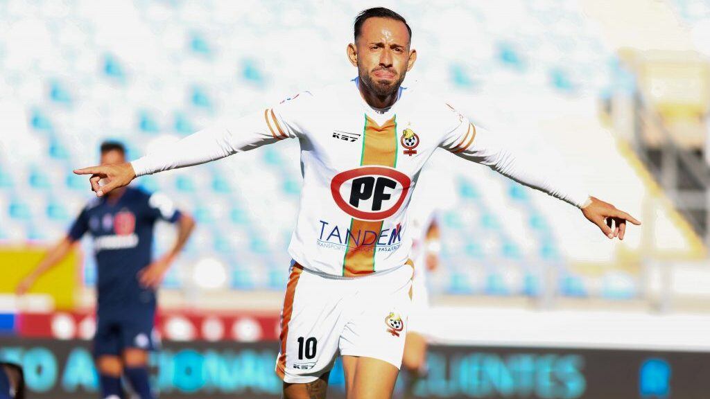14 DE SEPTIEMBRE DE 2020/RANCAGUAEl jugador Marcelo Caete (C) marca el uno a uno frente a Universidad de Chile, durante el partido valido por la undcima fecha del Campeonato Nacional AFP PlanVital 2020, entre Universidad de Chile vs Cobresal, disputado en el estadio El Teniente.
FOTO: SEBASTIAN ORIA/AGENCIAUNO