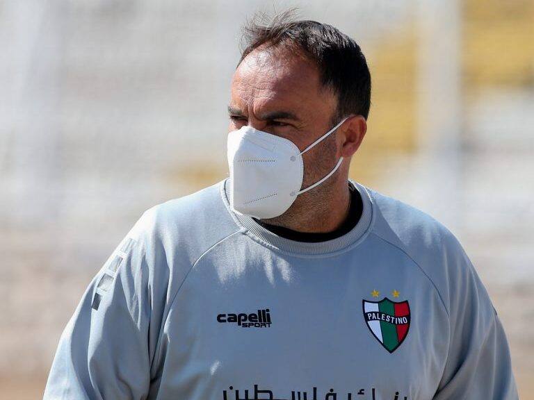 4 de Enero del 2021/SANTIAGOEl Director Tecnico de Palestino Jose Luis Sierra(c) ,durante el partido valido por la Vigésimo Séptima fecha del Campeonato Nacional AFP PlanVital 2020, entre Palestino vs Curico Unido, disputado en el Estadio Municipal de la Cisterna.
FOTO:FRANCISCO LONGA/AGENCIAUNO