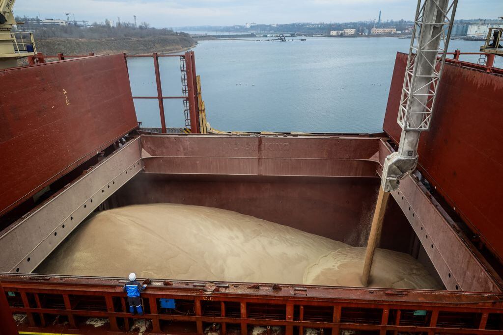 Se cargan cereales en un puerto de Ucrania para ser exportados por mar Negro