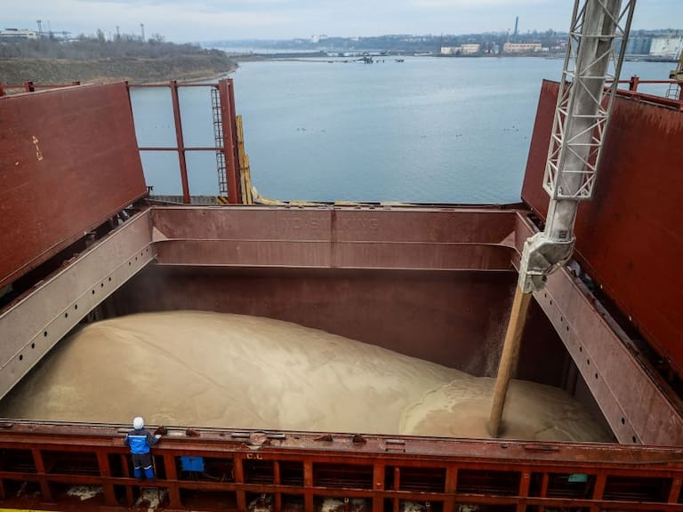 Se cargan cereales en un puerto de Ucrania para ser exportados por mar Negro