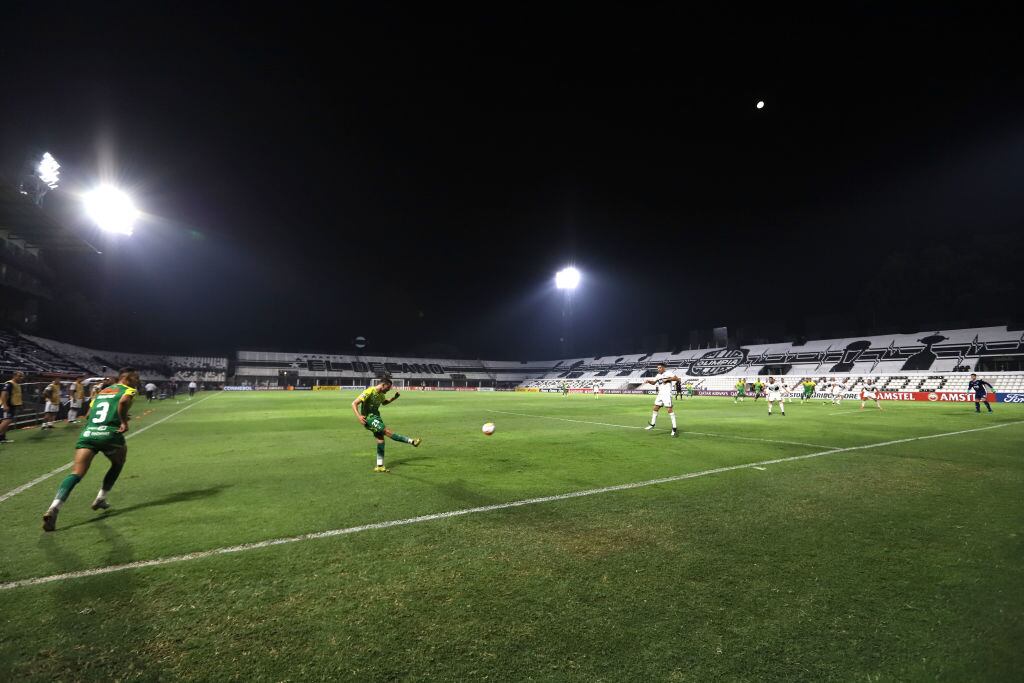 Olimpia y Defensa juegan en un estadio vacío en la Copa Libertadores 2020