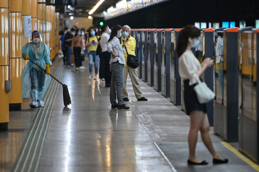 Personas esperan el metro en la estación Jing’an del distrito de Shanghái
